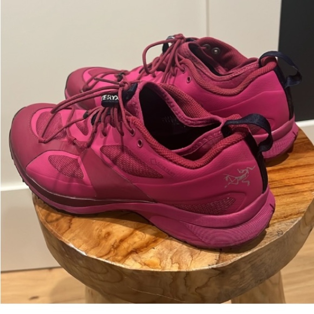 USED ARCTERYX HIKING SHOE SIZE:8